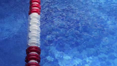 Poolwasser-Und-Schwimmbarriere-Mit-Blauer-Bodenfarbe-Und-Musterreflexion,-Video-HD-Hintergrund