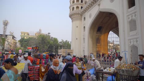 Indische-Straßenhändler-Verkaufen-Billige-Waren-Vor-Dem-Berühmten-Denkmal-Von-Charminar