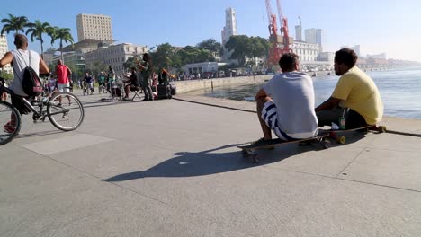 Menschen-Sitzen-Auf-Einem-Skate,-Entspannen-Sich,-Auf-Fahrrädern,-Vor-Dem-Museu-Do-Amanha,-Dem-Museum-Von-Morgen,-In-Praca-Maua,-In-Rio-De-Janeiro,-Brasilien,-An-Einem-Sonntagnachmittag
