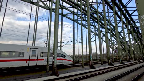 Tren-De-Hielo-Cruzando-El-Puente-Hohenzollern-En-Colonia,-Alemania