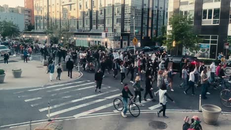 Zeitrafferaufnahme-Von-Black-Lives-Matter-Demonstranten,-Die-In-Williamsburg,-New-York-City,-Die-Straße-Entlang-Marschieren