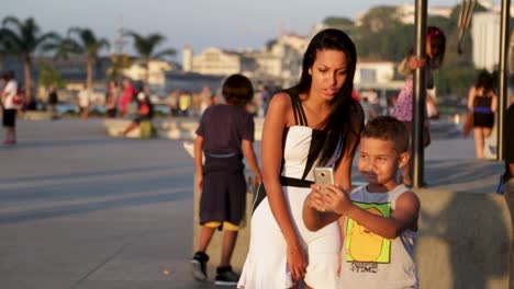 Madre-Tomando-Selfie-Con-Su-Hijo-En-Praca-Maua,-En-Río-De-Janeiro,-Brasil