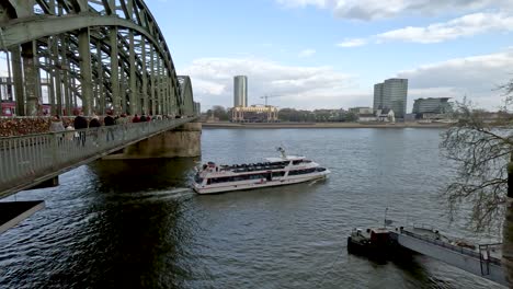 Sightseeing-Flussboot,-Das-Unter-Der-Hohenzollernbrücke-über-Den-Rhein-In-Köln-Fährt