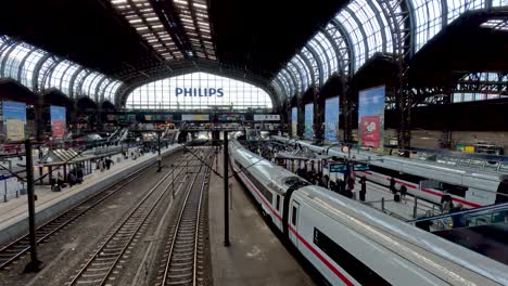 Parada-De-Tren-En-El-Andén-De-La-Estación-Hauptbahnhof-En-Hamburgo,-Alemania