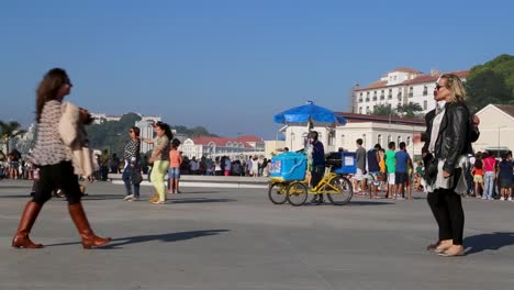 Gente-Posando-Para-Una-Foto-En-Praca-Maua,-Al-Atardecer,-En-El-Centro-De-Río-De-Janeiro,-Brasil.