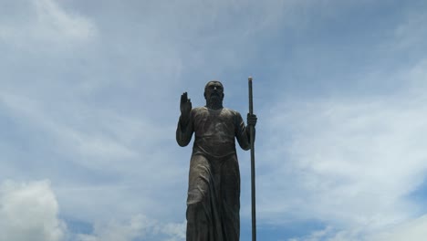 Zeitlupenaufnahme-Der-Dang-Hyang-Nirartha-Statue-In-Uluwatu,-Bali