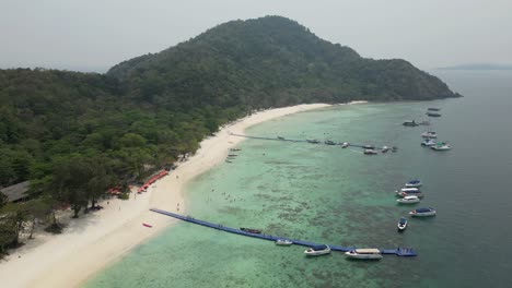 Hermosa-Playa-De-Kahung-De-La-Isla-De-Coral-Cerca-De-Phuket,-Tailandia