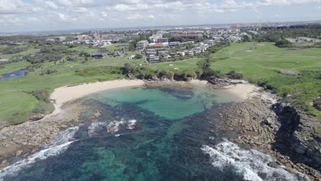 Little-Bay-Beach-–-Ruhige-Küstenoase-In-New-South-Wales,-Australien-Mit-Unberührtem-Sand-Und-Klarem,-Blauen-Wasser