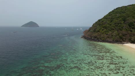 Aufsteigende-4k60-Luftaufnahme-Der-Küste-Der-Koralleninsel,-Der-Andamanensee-Und-Der-Inseln-In-Der-Ferne