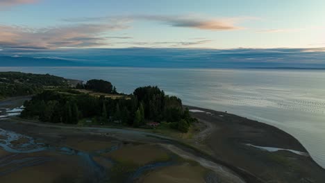 360-Grad-Dolly-Aus-Der-Luft-Um-Die-Insel-Pichiquillaipe-Bei-Sonnenuntergang-In-Puerto-Montt,-Chile