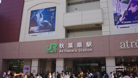 Estación-De-Akihabara,-Multitudes-De-Personas-En-La-Ciudad-Eléctrica-De-Tokio.