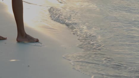 Weibliches-Model,-Das-Sich-Am-Strand-Entspannt-Und-Im-Sand-Spaziert
