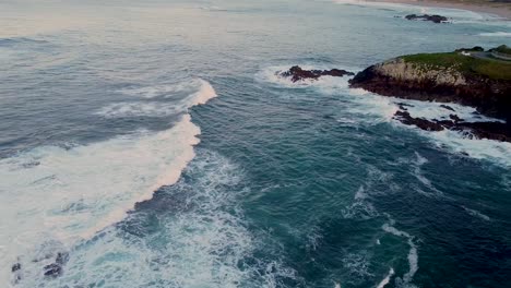 Atemberaubender-Blick-Auf-Große-Meereswellen,-Die-Sich-Der-Klippenküste-In-Arteixo,-Spanien,-Nähern