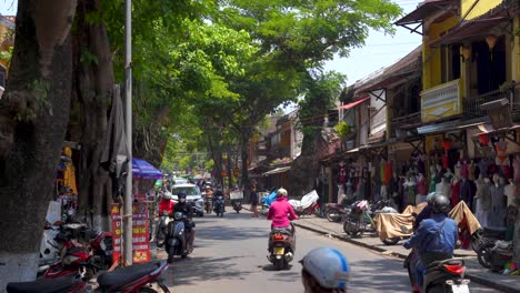 Tráfico-De-Motocicletas-En-Una-Calle-Típica-De-Vietnam-Durante-El-Día.