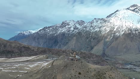 Luftaufnahme-Des-Kazbek-Gipfels-Und-Der-Gergeti-Dreifaltigkeitskirche-In-Georgien---Drohnen-Umlaufbahn