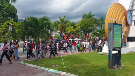Gente-Marchando-Con-Banderas-Durante-La-Campaña-De-Partidos-Políticos-En-La-Capital-Dili,-Timor-leste,-Para-Las-Próximas-Elecciones-De-2023