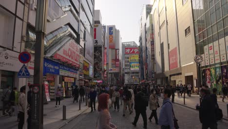 4k-Ciudad-Eléctrica-De-Akihabara-En-Japón,-Japoneses-Caminando-Por-La-Calle