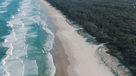 Luftdrohnenansicht-Der-Perfekten,-Wunderschönen-Blauen-Meereswellen-Am-Strand-Von-Byron-Bay,-Australien
