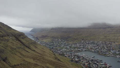 Panoramaantenne-Aus-Dunklen-Wolken-Schwebt-über-Der-Stadt-Klaksvik-Auf-Den-Färöer-Inseln
