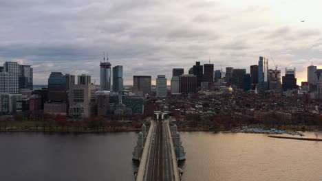 Luftaufnahme-Rückwärts-über-Die-Longfellow-Brücke-Mit-Der-Skyline-Von-Boston-Im-Hintergrund