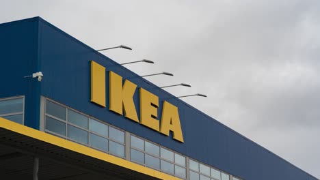 Fassade-Eines-IKEA-Ladens-Mit-Dem-IKEA-Logo
