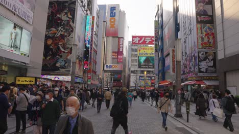 Japanese-People-Visiting-Akihabara,-Anime-Town-in-Central-Tokyo
