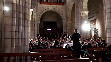 Orchesterdirektor-Dirigiert-Eine-Gruppe-Von-Universitätsstudenten,-Die-Als-Thunfisch-Bekannt-Sind,-In-Der-Kathedrale-Von-Porto