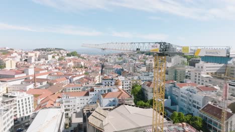 Luftdrohnenansicht-Von-Lissabon,-Mit-Bewegung-In-Portugal