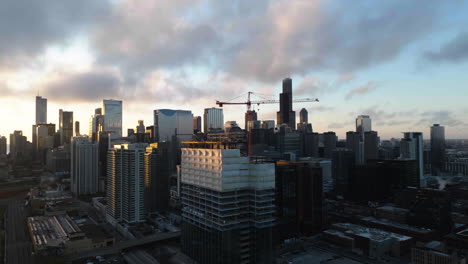 Drohnenaufnahme-Um-Ein-Bauprojekt-Mit-Der-Skyline-Von-Chicago-Im-Hintergrund