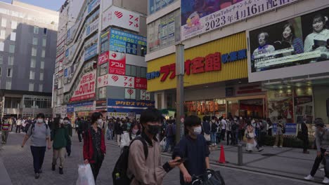 Tiendas-De-Anime-En-La-Ciudad-Eléctrica-De-Akihabara,-Toma-De-Revelación-Inclinada