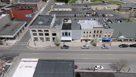 Coldwater,-Michigan-Downtown-Mit-Drohnenvideo,-Das-Sich-Von-Links-Nach-Rechts-Bewegt