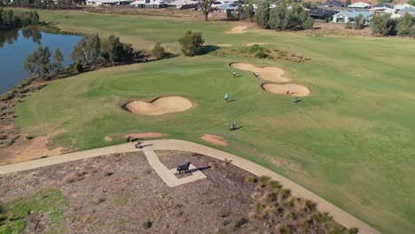 Yarrawonga,-Victoria,-Australia---18-De-Abril-De-2023:-Vista-Creciente-De-Un-Golfista-Jugando-Un-Tiro-De-Búnker-En-El-Club-De-Golf-Black-Bull-En-Yarrawonga