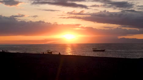 Beobachten-Sie-Den-Goldenen-Sonnenuntergang-Und-Den-Wunderschönen-Himmel-Am-Strand-Mit-Blick-Auf-Das-Meer-Auf-Der-Tropischen-Insel-Timor-Leste-In-Südostasien
