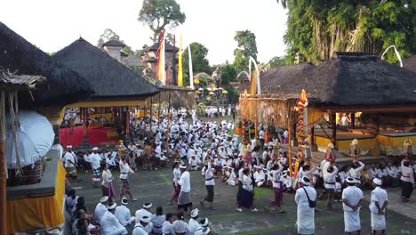 Las-Mujeres-Llevan-Ofrendas-De-Frutas-Sobre-Sus-Cabezas-Caminando-En-El-Patio-Del-Templo-Balinés-En-Samuan-Tiga,-Indonesia,-Ritual-Tradicional-Del-Hinduismo-Bali.