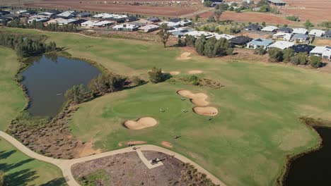 Yarrawonga,-Victoria,-Australien-–-18.-April-2023:-Ziehen-Sie-Sich-über-Ein-Grün-Zurück,-Während-Golfer-Sich-Auf-Den-Putt-Im-Black-Bull-Golf-Club-Yarrawonga-Vorbereiten