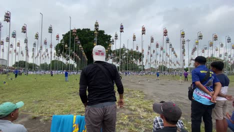 Enthusiastic-spectators-watched-the-competition-for-the-sound-of-the-Javanese-turtledove-in-Yogyakarta's-southern-square