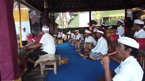 Grupo-De-Música-Gamelan-Toca-Instrumentos-De-Percusión-En-Bali-Indonesia,-Ceremonia-Hindú-En-El-Templo,-Cultura-Del-Sudeste-Asiático