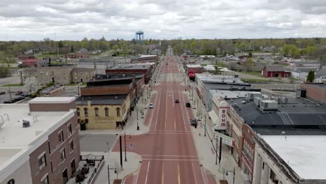 Albion,-Michigan,-En-El-Centro-De-La-Ciudad,-Con-Un-Video-De-Un-Dron-Avanzando