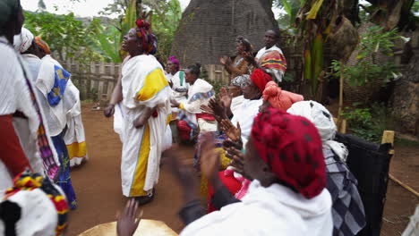 Pueblo-Tribal-Etíope-Dorze-Bailando-Y-Haciendo-Música-Frente-A-Una-Cabaña
