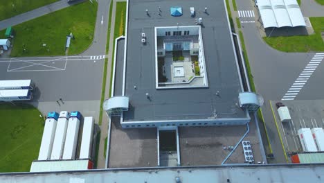 Luftdrohnenaufnahme-Einer-Gruppe-Großer-Moderner-Industrielager-Oder-Fabrikgebäude-In-Einem-Vorstadtgebiet