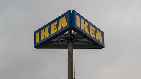 IKEA-Ladenschild-Gegen-Bewölkten-Himmel.-Zeitraffer