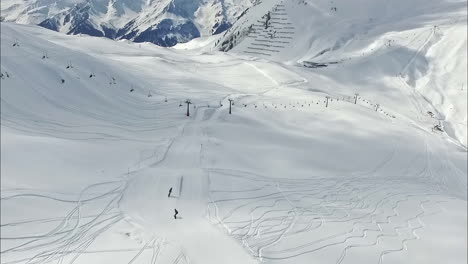 Toma-Aérea-Con-Drones-De-Dos-Personas-Esquiando-En-Remonte-En-La-Cordillera