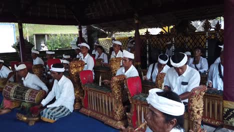 Das-Gamelan-Orchester-Spielt-Musik-Bei-Der-Balinesischen-Hindu-Zeremonie-Im-Samuan-Tiga-Tempel,-Musiker-Mit-Schlägeln-Und-Schlaginstrumenten