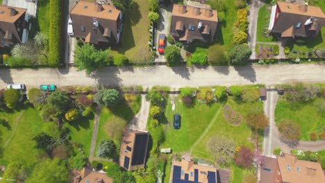Luftaufnahme-Eines-Dorfes-Mit-Häusern,-Wohndrohne,-Oben,-Ansicht-Eines-Immobilienmaklers-Mit-Blauem-Sommerhimmel