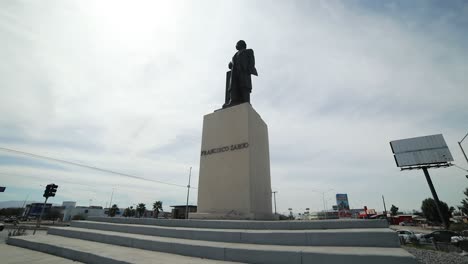 Niedrige-Ansicht-Einer-Denkmalstatue-Des-Mexikanischen-Ex-Präsidenten-Francisco-Zarco-In-Einem-Kreisverkehr-In-Der-Stadt-Mexicani