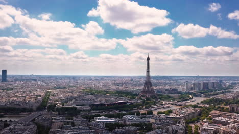 Hermosa-Toma-Aérea-De-La-Torre-Eiffel-En-Un-Día-Soleado-Con-Cielo-Azul-En-París,-Francia