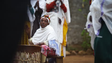 Afrikanische-Dorze-Stammesfrau,-Die-In-Zeitlupe-Ein-Traditionelles-Trommelinstrument-Spielt