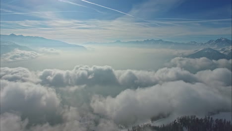 Luftaufnahme---Flug-über-Den-Wolken-An-Einem-Sonnigen-Morgen-über-Den-Blauen-Himmel