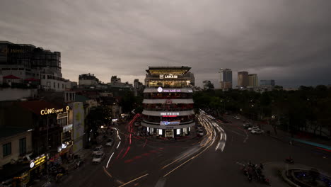 Edificio-Icónico-De-Hanoi-Plaza-Dong-Kinh-Nghia-Thuc-Lapso-De-Tiempo-De-Tráfico-Luces-Nocturnas-Santo-Grial