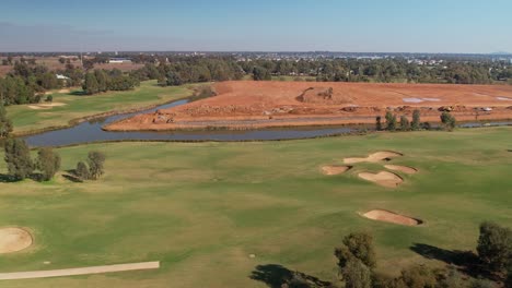 Yarrawonga,-Victoria,-Australia---18-De-Abril-De-2023:-Sobre-El-Toro-Negro-Gc-Hasta-Los-Movimientos-De-Tierra-De-La-Nueva-Urbanización-Residencial-En-Silverwoods-Yarrawonga